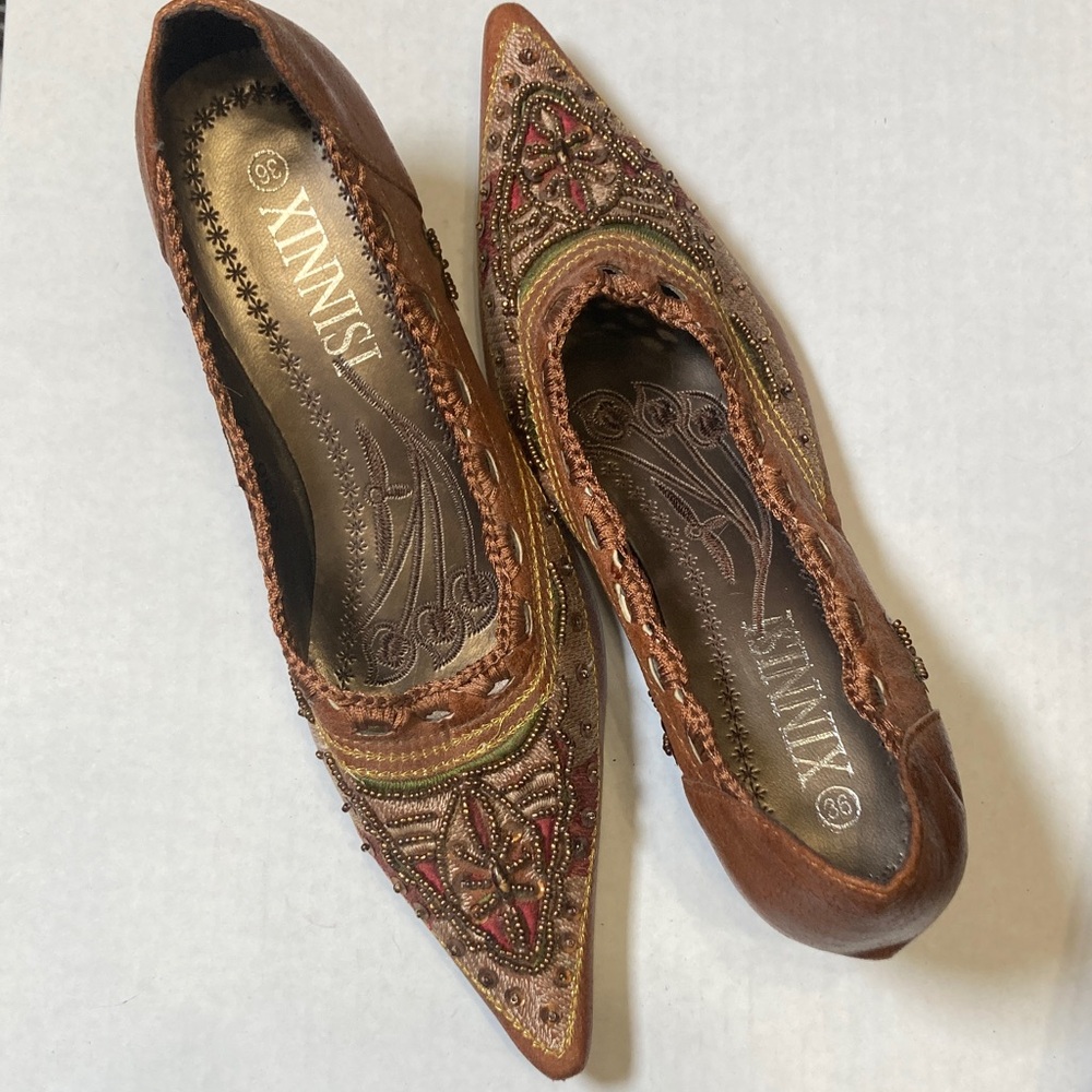 Vintage XINNISI Brown Gold Bronze Embroidered Beaded Kitten Heels Sz 36